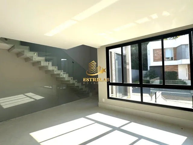 Imagem 2: Imperdível Casa à Venda em Curitiba-PR, Bairro Uberaba - 3 Quartos, 3 Suítes, 4 Salas