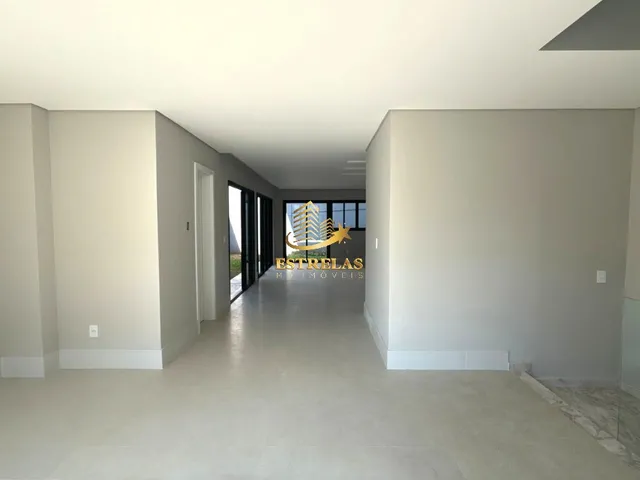 Imagem 3: Imperdível Casa à Venda em Curitiba-PR, Bairro Uberaba - 3 Quartos, 3 Suítes, 4 Salas