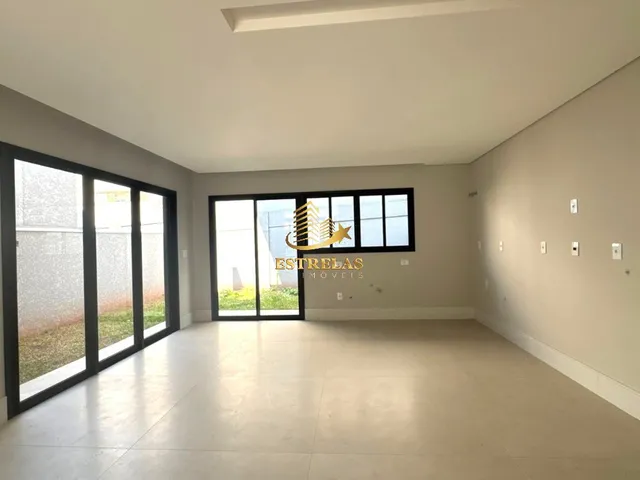 Imagem 4: Imperdível Casa à Venda em Curitiba-PR, Bairro Uberaba - 3 Quartos, 3 Suítes, 4 Salas