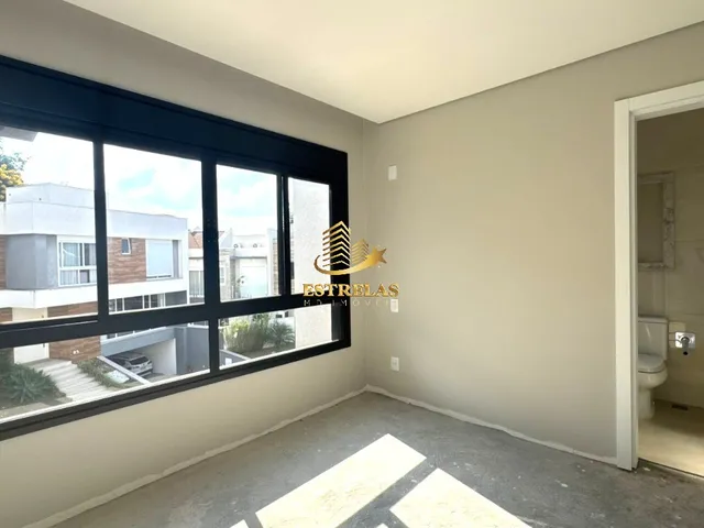 Imagem 6: Imperdível Casa à Venda em Curitiba-PR, Bairro Uberaba - 3 Quartos, 3 Suítes, 4 Salas
