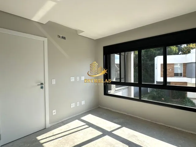 Imagem 7: Imperdível Casa à Venda em Curitiba-PR, Bairro Uberaba - 3 Quartos, 3 Suítes, 4 Salas