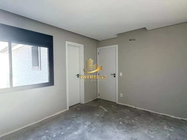 Imagem 8: Imperdível Casa à Venda em Curitiba-PR, Bairro Uberaba - 3 Quartos, 3 Suítes, 4 Salas