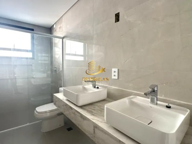 Imagem 9: Imperdível Casa à Venda em Curitiba-PR, Bairro Uberaba - 3 Quartos, 3 Suítes, 4 Salas