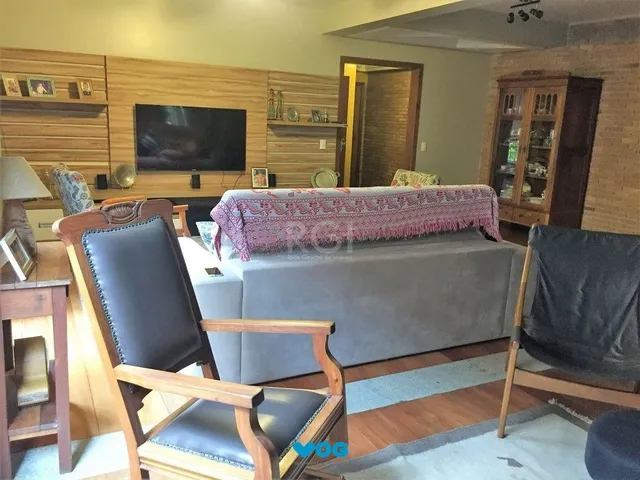 Imagem 1: Casa de 270m² - 3 dormitórios, 1 suíte, churrasqueira, pátio e 3 vagas de garage