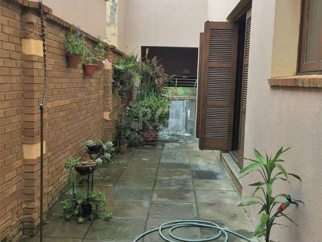 Imagem 2: Casa de 270m² - 3 dormitórios, 1 suíte, churrasqueira, pátio e 3 vagas de garage