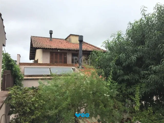 Imagem 8: Casa de 270m² - 3 dormitórios, 1 suíte, churrasqueira, pátio e 3 vagas de garage