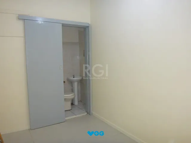 Imagem 2: Sala comercial com 55,0 m2, com 2 banheiros e piso com porcelanato