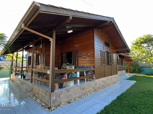 Imagem: A casa possui 3 Dormitórios, 1 Suíte, 2 Banheiros, 5