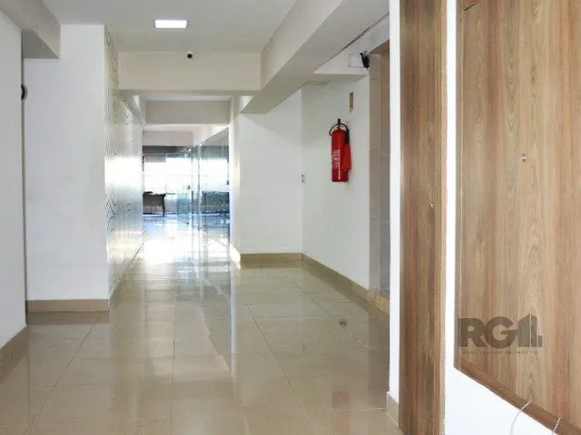 Imagem 1: ANDAR INTEIRO NA GALERIA MALCOM 22º - SALA COMERCIAL LINDA E REFORMADA