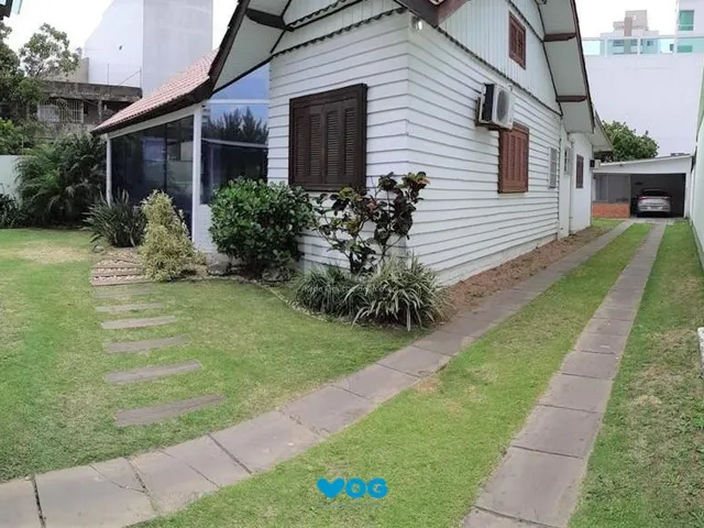 Imagem: A casa possui 3 Dormitórios, 2 Banheiros, 3 Vagas na