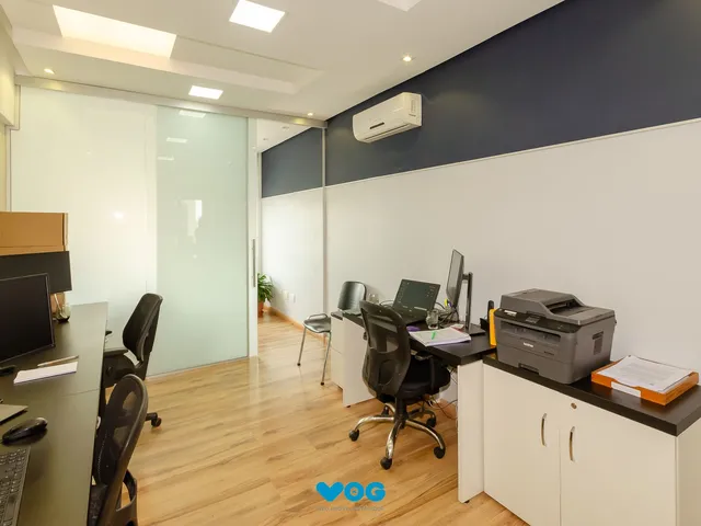 Imagem: A sala comercial possui 3 Dormitórios, 2 Banheiros, 2