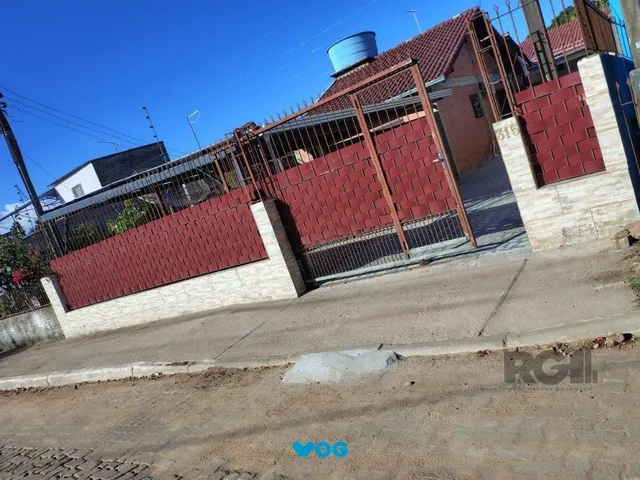Imagem: A casa possui 3 Dormitórios, 1 Suíte, 2 Banheiros, 301m²