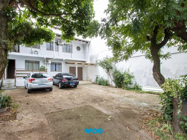 Imagem 1: Casa ampla de 2 pavimentos com 4 dormitórios, 1 suite e 4 vagas no bairro Santa