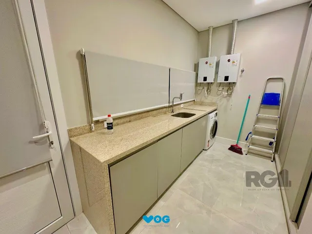 Imagem 3: Sobrado Beira Lago com piscina e Deck com 457m² e 5 suítes no Condomínio Sense e