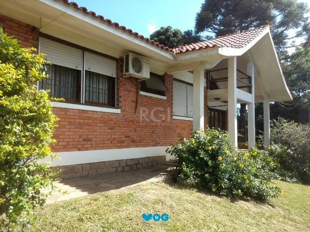 Imagem: A casa possui 3 Dormitórios, 1 Suíte, 3 Banheiros, 4