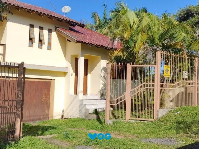 Imagem: A casa possui 2 Dormitórios, 1 Suíte, 2 Banheiros, 2