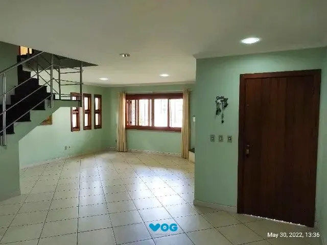 Imagem: A casa possui 4 Dormitórios, 1 Suíte, 3 Banheiros, 2