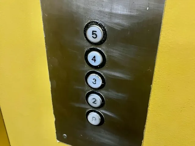 Imagem 2: Sala comercial, Av Assis Brasil, 34 m², prédio com elevador, sala com banheiro