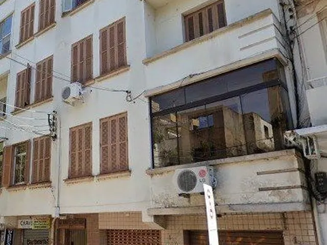 Imagem: Loja de frente, na calçada, no centro da