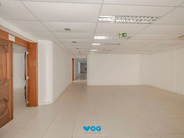 Imagem 1: Conjunto Comercial, meio andar inteiro com várias salas e salão!