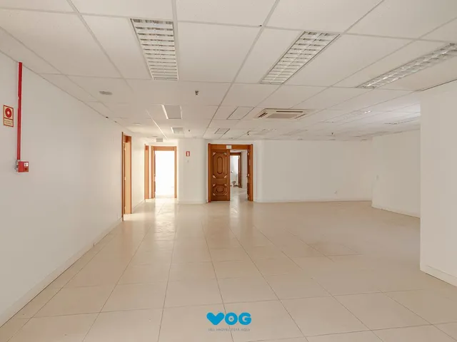 Imagem 3: Conjunto Comercial, meio andar inteiro com várias salas e salão!