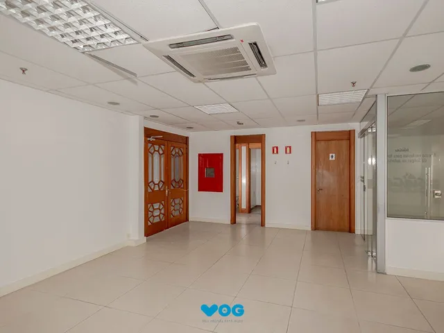 Imagem 6: Conjunto Comercial, meio andar inteiro com várias salas e salão!