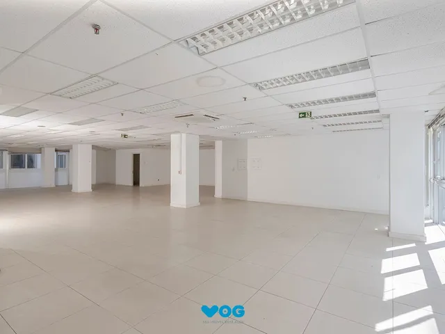Imagem 8: Conjunto Comercial, meio andar inteiro com várias salas e salão!