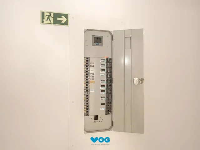 Imagem 10: Conjunto Comercial, meio andar inteiro com várias salas e salão!