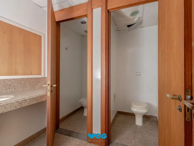 Imagem 13: Conjunto Comercial, meio andar inteiro com várias salas e salão!