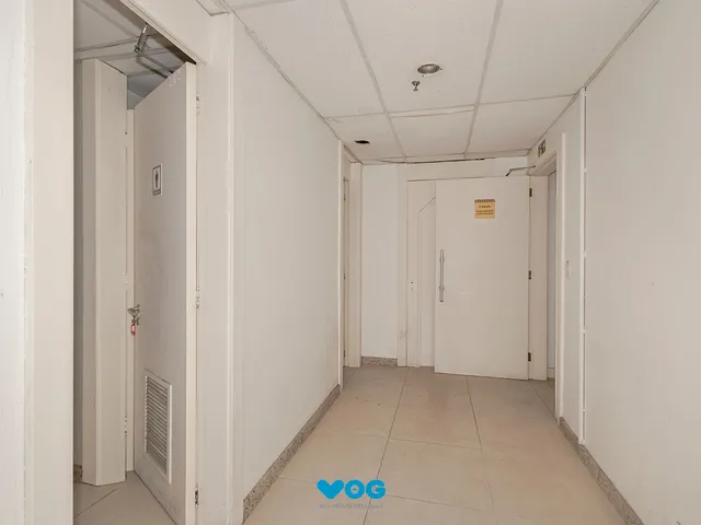 Imagem 14: Conjunto Comercial, meio andar inteiro com várias salas e salão!