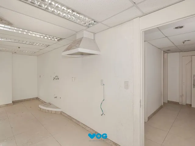 Imagem 15: Conjunto Comercial, meio andar inteiro com várias salas e salão!