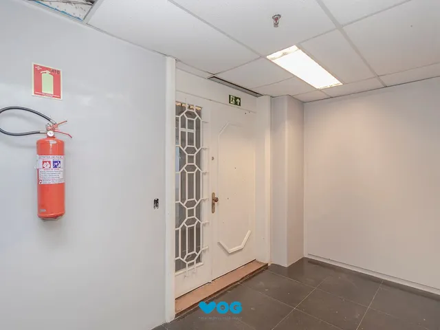Imagem 16: Conjunto Comercial, meio andar inteiro com várias salas e salão!