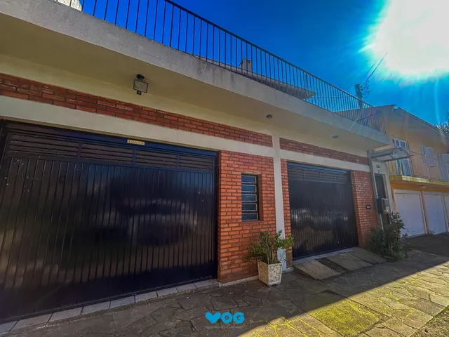 Imagem 1: CASA 03 dormitórios, 01 suíte, lareira, churrasqueira, terraço, pátio, garagens