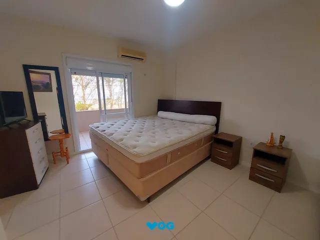 Imagem 7: Ótimo sobrado semi mobiliado, 4 dormitórios sendo uma suíte, com piscina, em fre