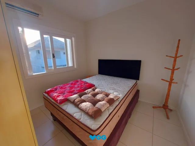 Imagem 11: Ótimo sobrado semi mobiliado, 4 dormitórios sendo uma suíte, com piscina, em fre