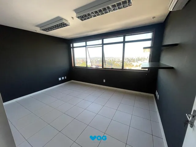 Imagem: Ala Comercial Desocupada À Venda no Coração