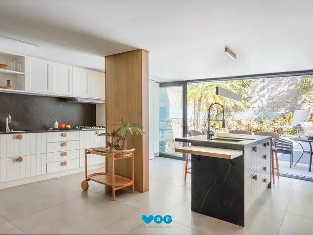 Imagem 3: Casa com 3 suítes amplas, além de uma sala generoso com lareira e 2 vagas de gar