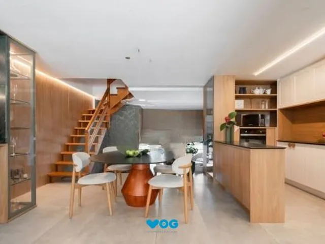Imagem 4: Casa com 3 suítes amplas, além de uma sala generoso com lareira e 2 vagas de gar