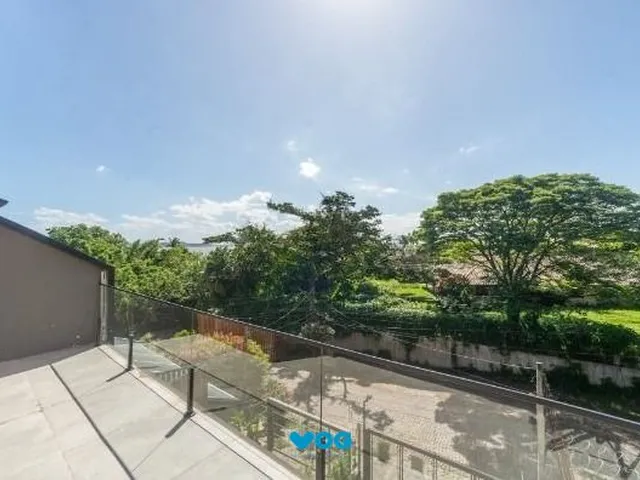Imagem 8: Casa com 3 suítes amplas, além de uma sala generoso com lareira e 2 vagas de gar