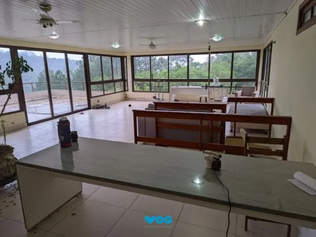 Imagem 1: Casa em Porto Alegre, no bairro Vila Nova, com 4 dormitório(s), e 4 banheiros, à