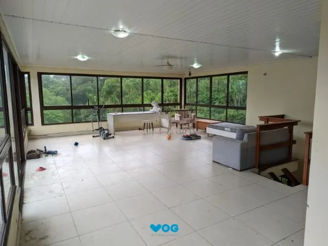 Imagem 2: Casa em Porto Alegre, no bairro Vila Nova, com 4 dormitório(s), e 4 banheiros, à
