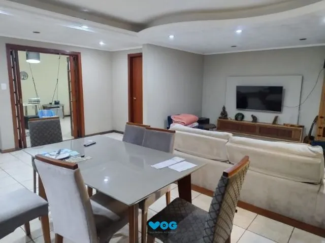 Imagem 4: Casa em Porto Alegre, no bairro Vila Nova, com 4 dormitório(s), e 4 banheiros, à