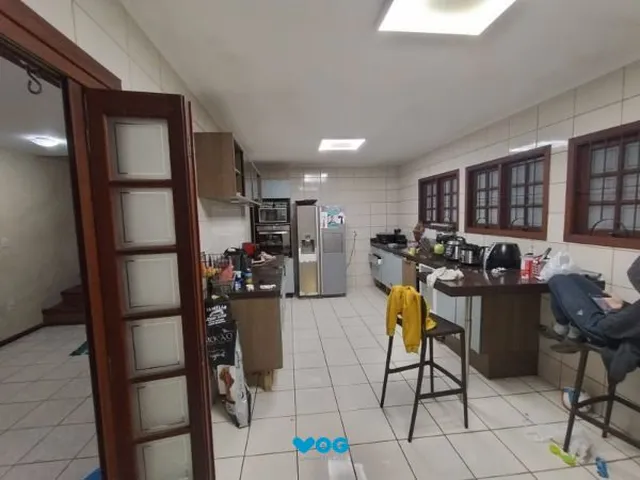Imagem 5: Casa em Porto Alegre, no bairro Vila Nova, com 4 dormitório(s), e 4 banheiros, à