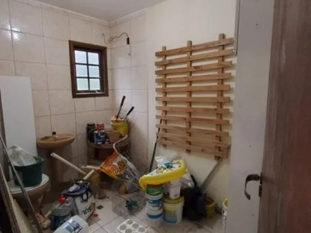 Imagem 7: Casa em Porto Alegre, no bairro Vila Nova, com 4 dormitório(s), e 4 banheiros, à