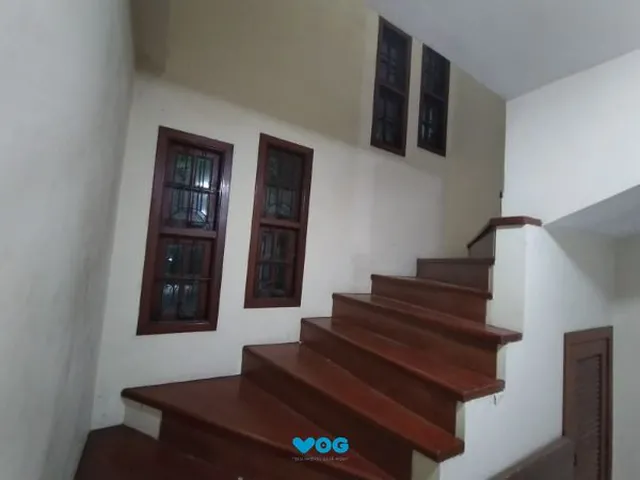 Imagem 8: Casa em Porto Alegre, no bairro Vila Nova, com 4 dormitório(s), e 4 banheiros, à