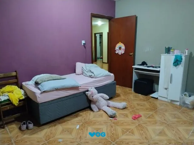 Imagem 9: Casa em Porto Alegre, no bairro Vila Nova, com 4 dormitório(s), e 4 banheiros, à