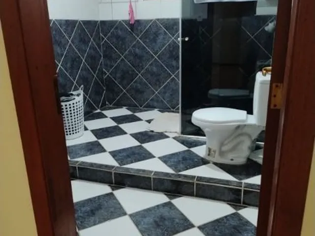 Imagem 11: Casa em Porto Alegre, no bairro Vila Nova, com 4 dormitório(s), e 4 banheiros, à