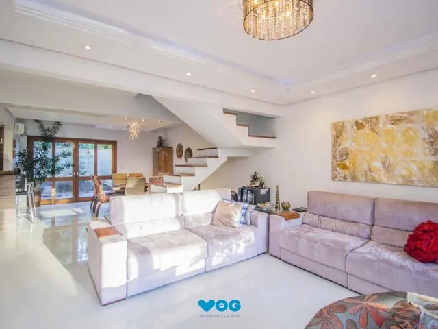 Imagem 1: Casa com 3 Dormitórios, Sendo 1 com Closet, Sótão e Pátio em Condomínio