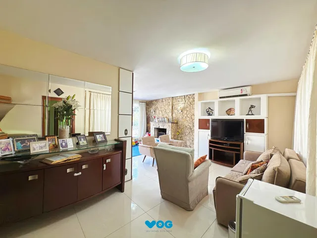 Imagem 2: Ótima residência com 4 dormitórios, lareira e piscina no coração do bairro Trist