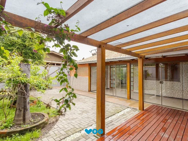Imagem: A casa possui 4 Dormitórios, 1 Suíte, 3 Banheiros, 2